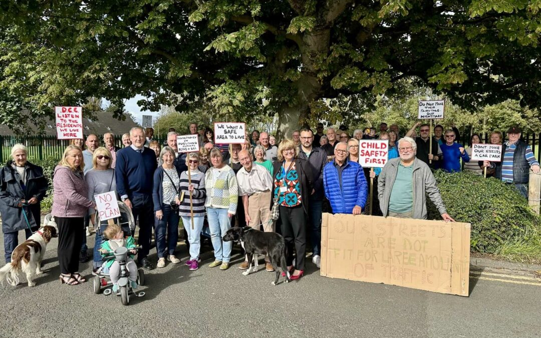 Cllr Carl Marshall, Cllr Julie Scurfield and Kevan Jones MP with resident campaigners